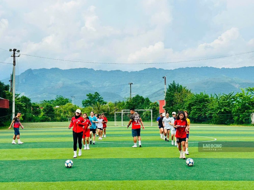 Các cầu thủ nữ Vân Sơn đang tích cực tập luyện cho màn đối đầu với đội  Lâm Thượng (Lào Cai). ảnh: UBND xã Vân Sơn