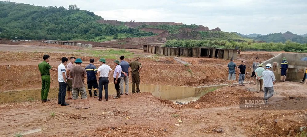 Immediately after receiving the news, the functional forces of the Ward People's Committee deployed to search for the missing child. Photo: Ky Son Ward People's Committee