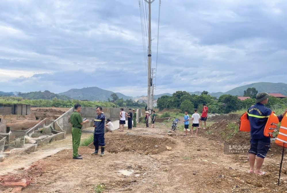 Lực lượng chức năng của UBND Phường đang tích cực tìm kiếm cháu bé mất tích. ảnh: UBND Phường Kỳ Sơn