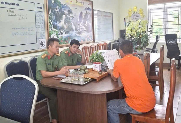 Mr. N.V.T (orange shirt) working at the police station. Photo: Hai Phong Police