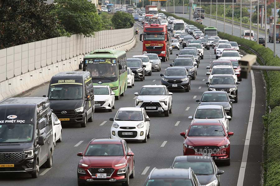 Vehicles that do not maintain a safe distance on the highway will be fined by traffic police. Photo: To The