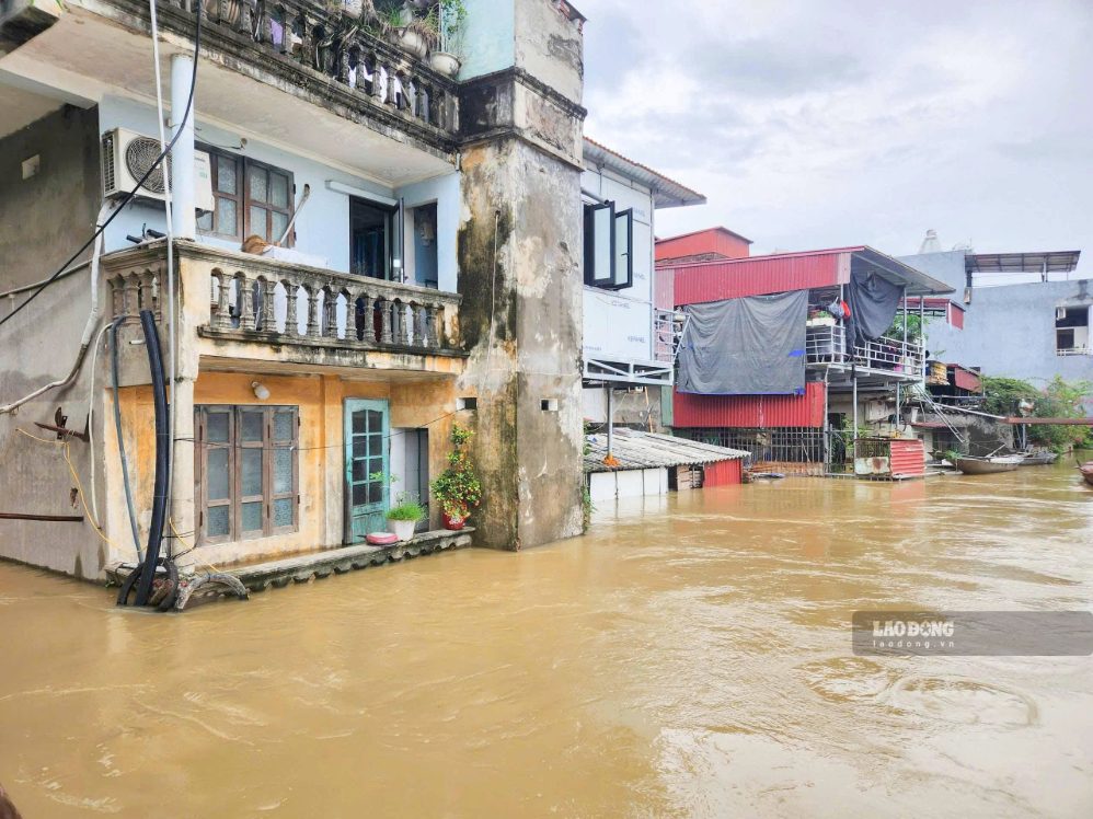 Căn nhà bị ngập do nước sông Cầu (Bắc Ninh) dâng cao ngày 25.8. Ảnh: Vân Trường