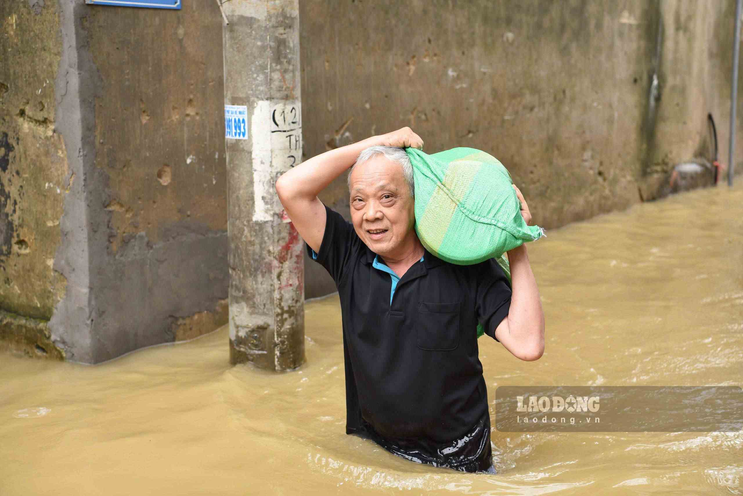 Mực nước sông Cầu dâng cao khiến nhiều khu vực tại tổ dân phố Thổ Hà, phường Vân Hà, tỉnh Bắc Ninh bị ngập, ngày 25.8. Ảnh: Vân Trường