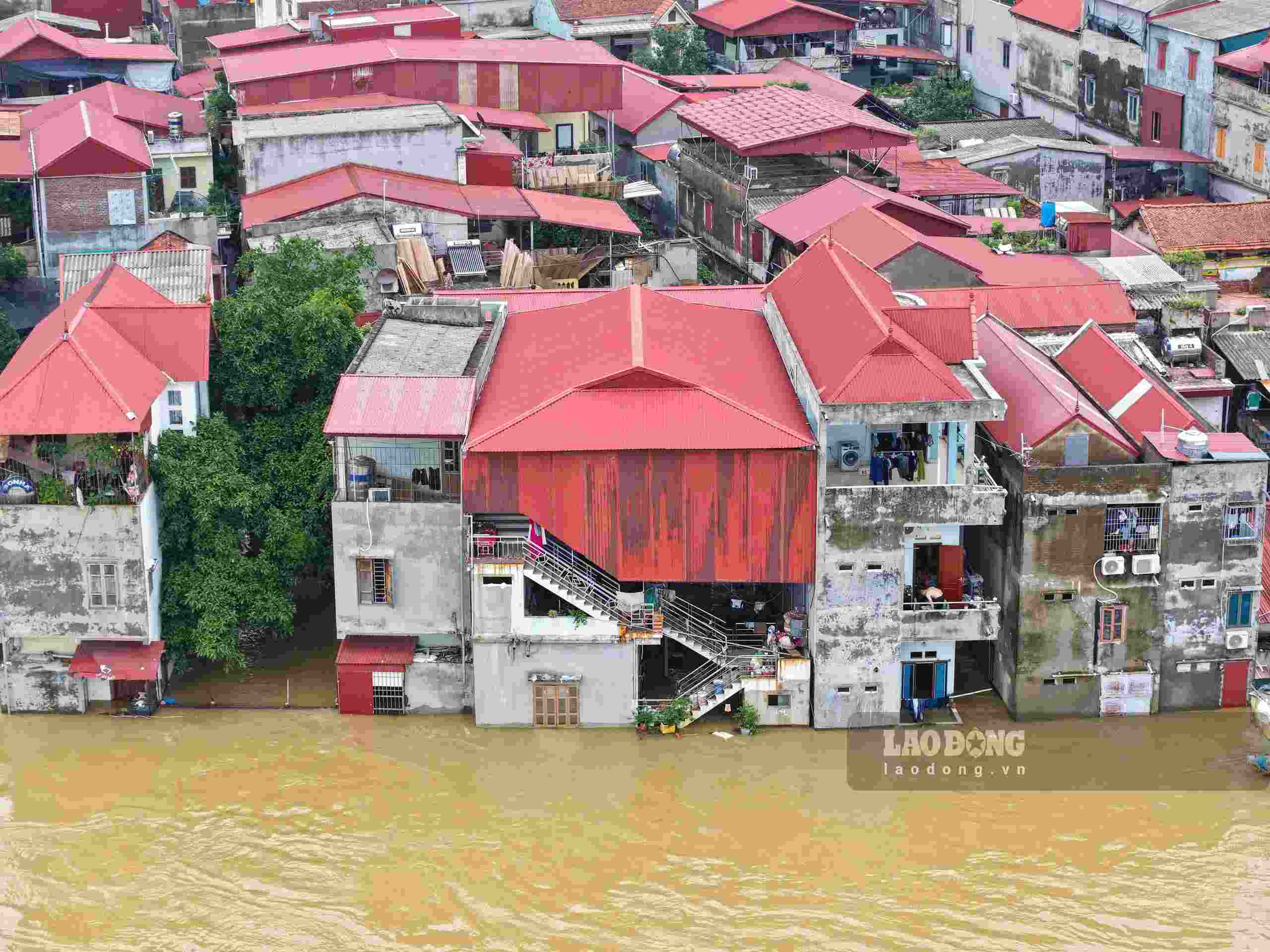 A residential area bordering the Cau River (Bac Ninh) is flooded, photo taken on August 25th. Photo: Van Truong