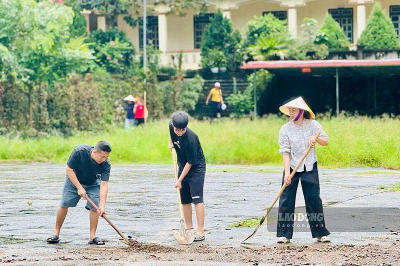 Phụ huynh cùng giáo viên dọn dẹp, chỉnh trang lớp học tại Trường Tiểu học Cốc San. Ảnh: Đinh Đại