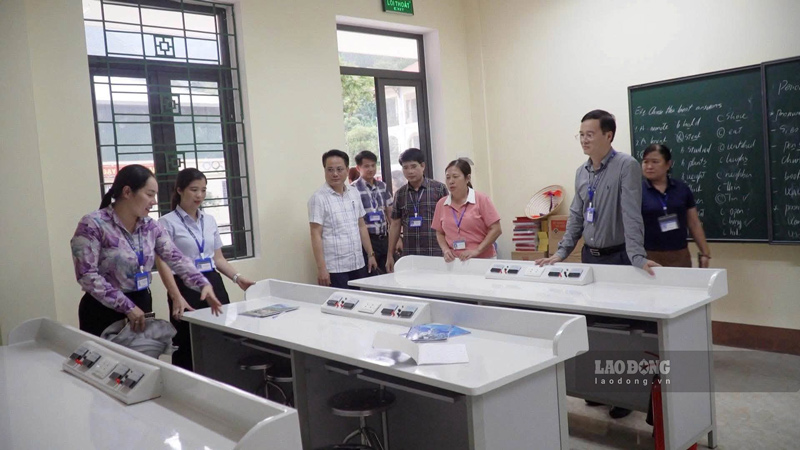 Lãnh đạo xã Cốc San kiểm tra điều kiện phục vụ năm học mới tại các trường. Ảnh: Đinh Đại