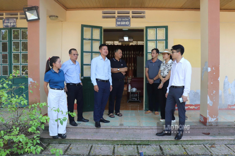 Some facilities items at schools in Lao Cai province are being reviewed before the new school year. Photo: Dinh Dai