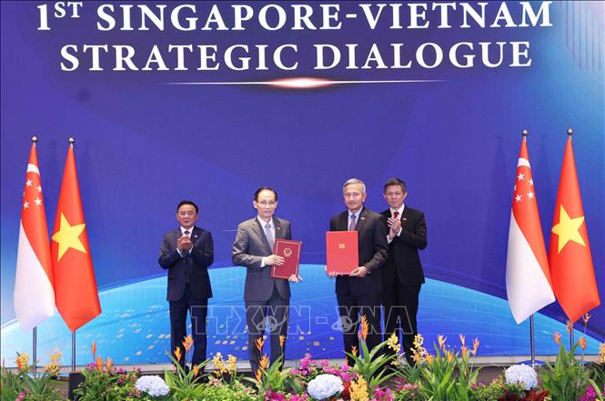 Politburo Member, Minister of Foreign Affairs Le Hoai Trung and Singaporean Foreign Minister Vivian Balakrishnan exchange a Joint Statement on the Vietnam - Singapore Technology Connection Strategy. Photo: VNA
