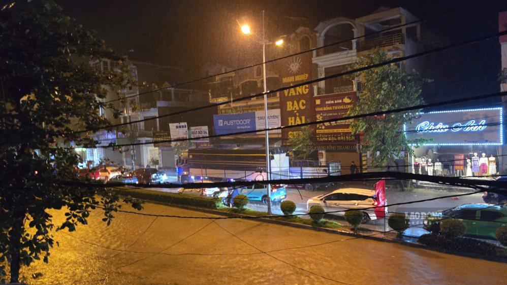 Many streets in Dien Bien are deeply flooded, and a section of the stadium fence has just collapsed. Photo: Thanh An