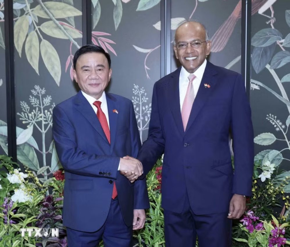 Politburo Member, Standing Secretary of the Secretariat Tran Cam Tu meets with Senior Minister, Minister of National Security Coordination and Minister of Home Affairs of Singapore K. Shanmugam. Photo: VNA