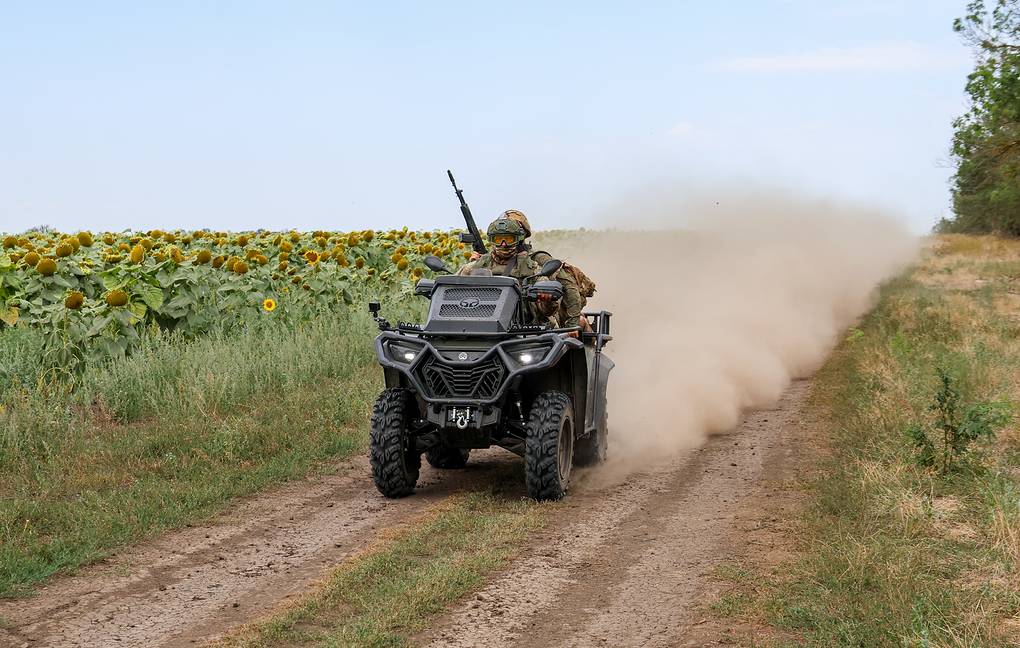 Russian soldiers moving on the battlefield. Photo: TASS