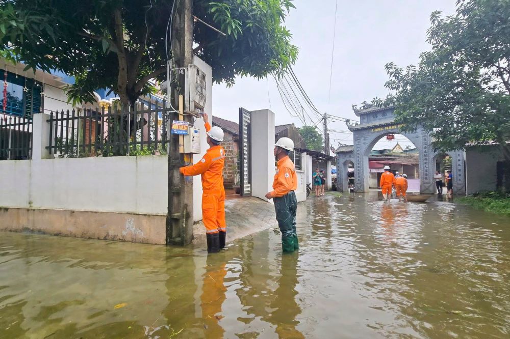 EVNHANOI ensures electrical safety in the river water rising area. Photo: EVNHANOI
