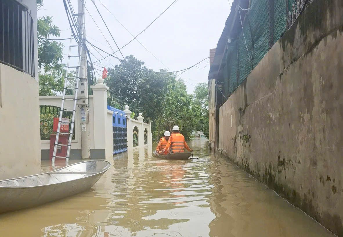 Di chuyển bằng thuyền kiểm tra an toàn điện. Ảnh: EVNHANOI