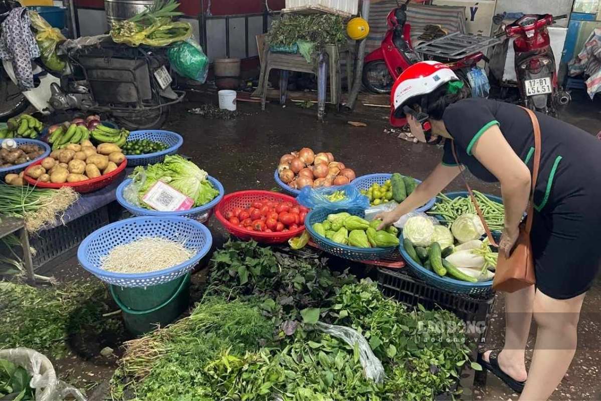 Prolonged heavy rain due to the impact of storm No. 4, green vegetables increase in price. Photo: Trang Anh