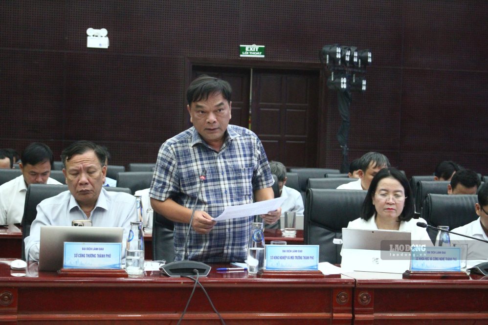 Đại diện lãnh đạo Sở Nông nghiệp và Môi trường TP Đà Nẵng trả lời tại buổi đối thoại. Ảnh: Thanh Huyền