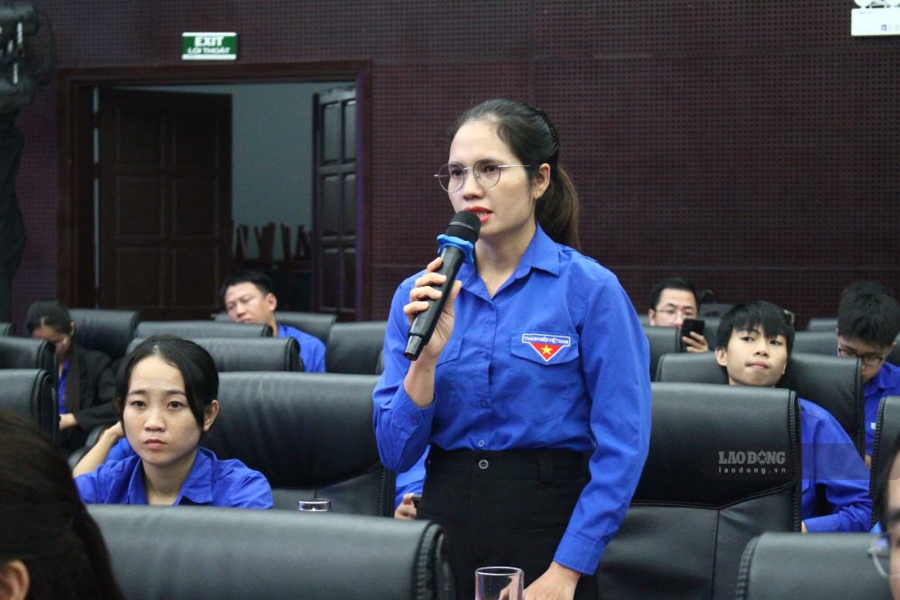 Đại biểu Lê Thị Ảnh, Bí thư Đoàn xã Lãnh Ngọc, TP Đà Nẵng đặt câu hỏi tại buổi đối thoại. Ảnh: Thanh Huyền