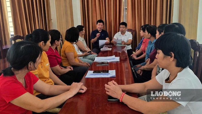Các nữ nhân viên cấp dưỡng phản ánh đến phóng viên Báo Lao Động (áo trắng) và cán bộ LĐLĐ tỉnh Quảng Trị (áo đen) việc thay đổi hình thức hợp đồng, khiến thu nhập giảm sút, đời sống gặp khó khăn. Ảnh: Hàn Nguyên