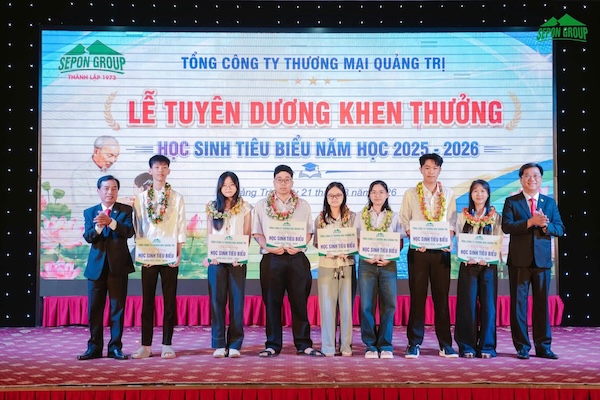 Students who are children of union members and workers who achieve excellent results are commended and rewarded. Photo: Quang Tri Trade Union