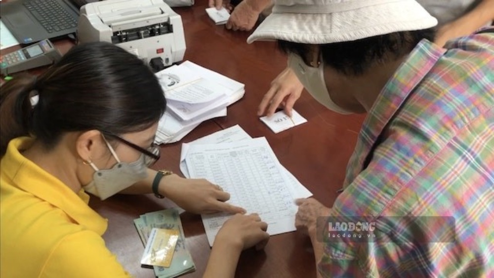 Not everyone who is 60 years old can receive social allowances. Photo: Que Chi