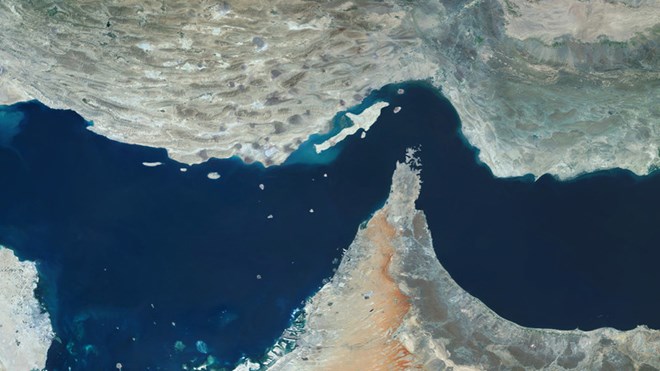 Imagen de satélite del Estrecho de Ormuz, donde Irán y Omán planean negociar una nueva ruta de transporte. Foto: NASA
