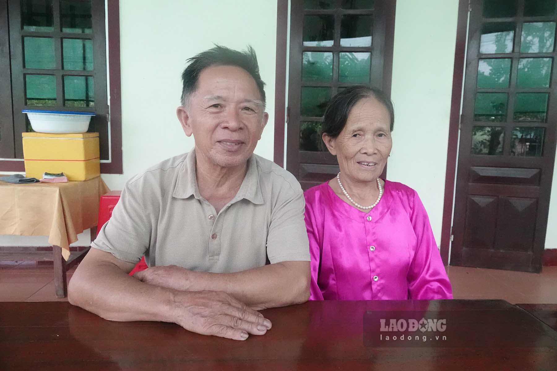 Mr. and Mrs. Trinh Ngoc Ky share about their family's contributions to the revolution. Photo: Tran Tuan