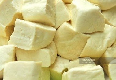 Tofu combined with tomatoes, lemongrass, chili creates two rich, easy-to-prepare vegetarian dishes, suitable for family meals. Photo: Kieu Vu