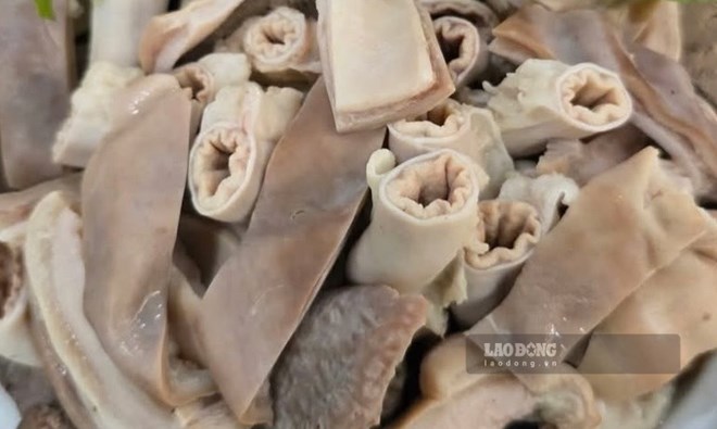 Comer muchas grasas saturadas y colesterol aumenta el riesgo de cálculos biliares. Foto: Kieu Vu