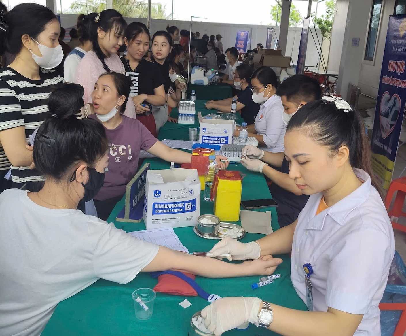 The Trade Union of Sumec Vietnam Garment Company organizes periodic health check-ups for employees. Photo: Nghe An Trade Union