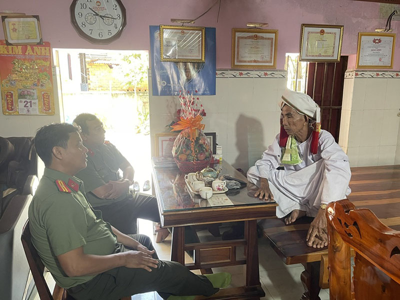 Công an xã Hồng Thái (Lâm Đồng) thăm hỏi tặng quà cho Sư cả Xích Dự. Ảnh: Cổng TTĐT Công an tỉnh Lâm Đồng