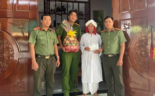 Công an xã Hồng Thái thăm hỏi các Sư cả Hồi giáo Bàni