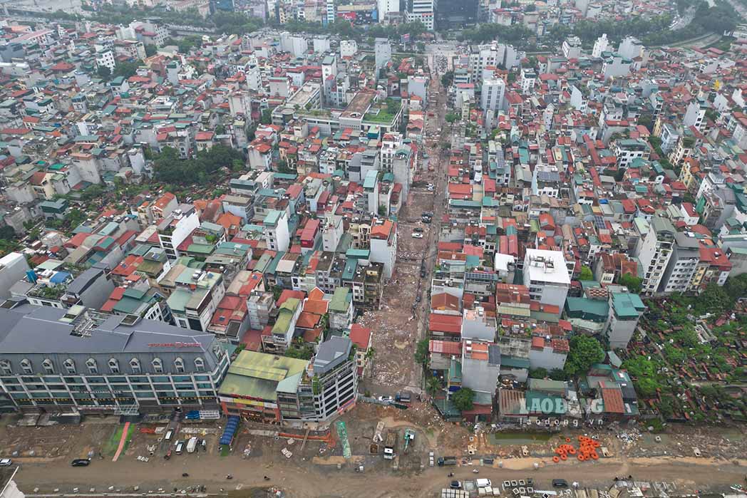 Ngõ 381 Nguyễn Khang dài khoảng 340m, kết nối tuyến đường quy hoạch Thành Thái với đường Nguyễn Khang. Khi hoàn thành, tuyến đường được kỳ vọng tạo thêm hướng kết nối thuận tiện cho người dân từ khu vực Nguyễn Khang sang Thành Thái và Vành đai 2,5.