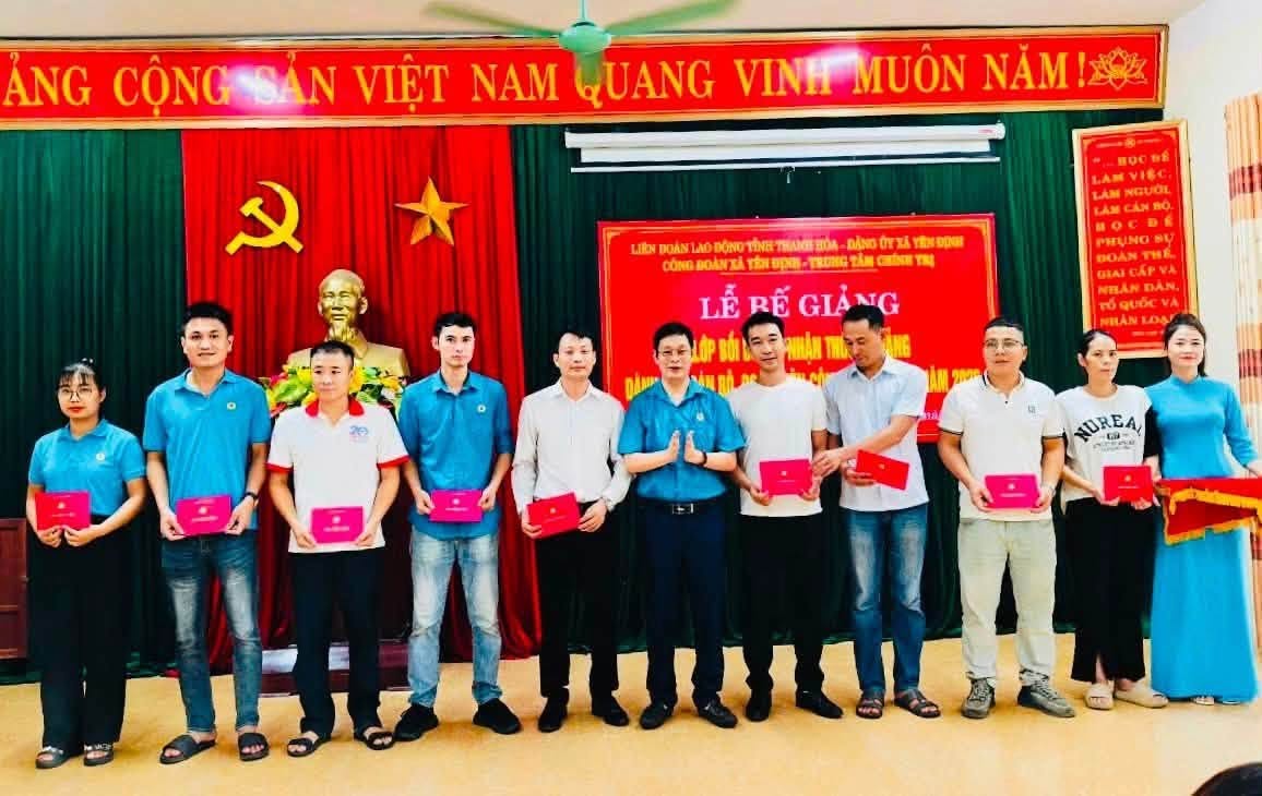 Fostering outstanding union members, creating sources for Party development in enterprises in Yen Dinh. Photo: Thanh Hoa Trade Union