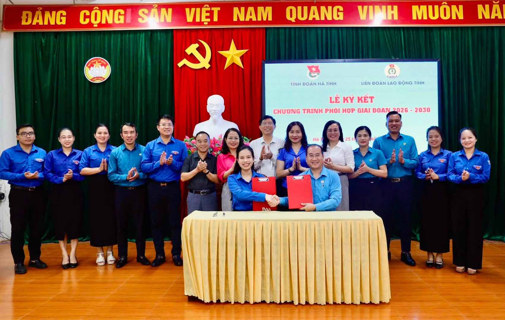 Ha Tinh Provincial Labor Federation and Provincial Youth Union sign a program to coordinate and care for young workers in the period 2026-2030. Photo: Ha Tinh Trade Union