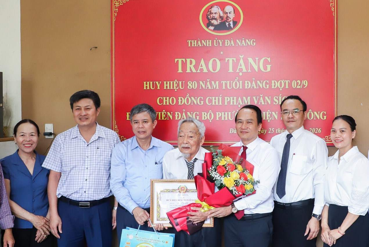 Da Nang city leaders award the 80-year Party Badge to elderly party members. Photo: VFF of Da Nang City