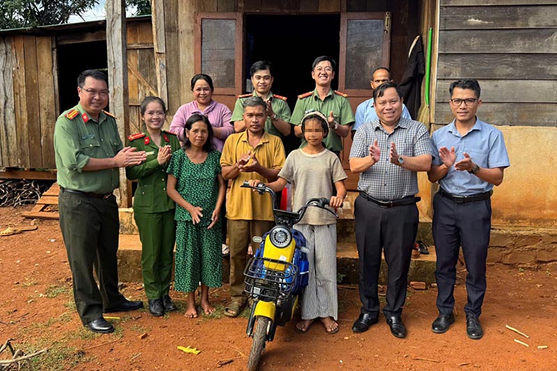 Công an xã Đắk Mil tiếp sức học sinh khó khăn đến trường