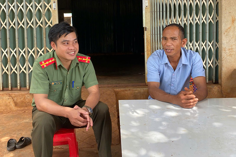 Đại úy Hoàng Thanh Tùng, Công an xã Đắk Mil vận động gia đình tạo điều kiện để H’Thu tiếp tục đến trường. Ảnh: Cổng TTĐT Công an tỉnh Lâm Đồng