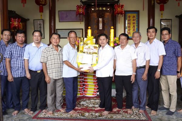 Đoàn công tác Công an tỉnh Cà Mau trao quà tới Ban Trị sự Hải Nam Cổ Miếu, phường An Xuyên (Cà Mau). Ảnh: Cổng TTĐT Công an tỉnh Cà Mau