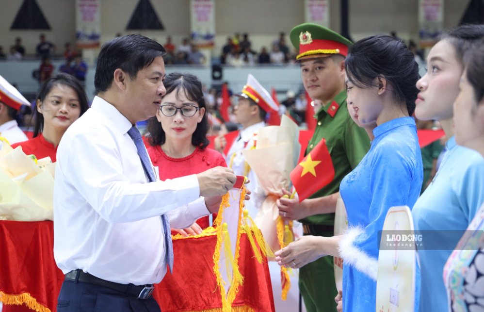 Mr. Luong Nguyen Minh Triet - Member of the Party Central Committee, Secretary of Dak Lak Provincial Party Committee presents souvenir flags to delegations participating in the 1st Provincial Sports Festival in 2026. Photo: Tuan Hai