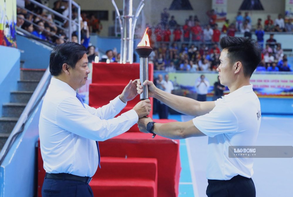 Vận động viên rước đuốc trao cho lãnh đạo Tỉnh ủy Đắk Lắk để tiến hành nghi thức trang trọng. Ảnh: Tuấn Hải
