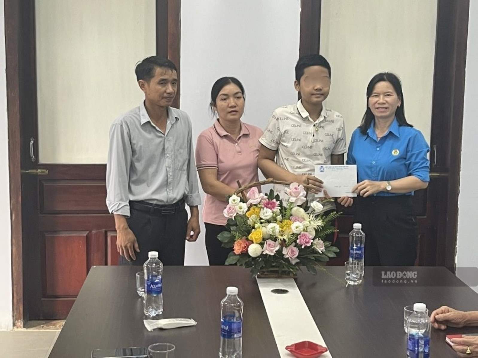 The Trade Union supports Trong and his family to overcome difficulties. Photo: Thong Nhat Ward Trade Union