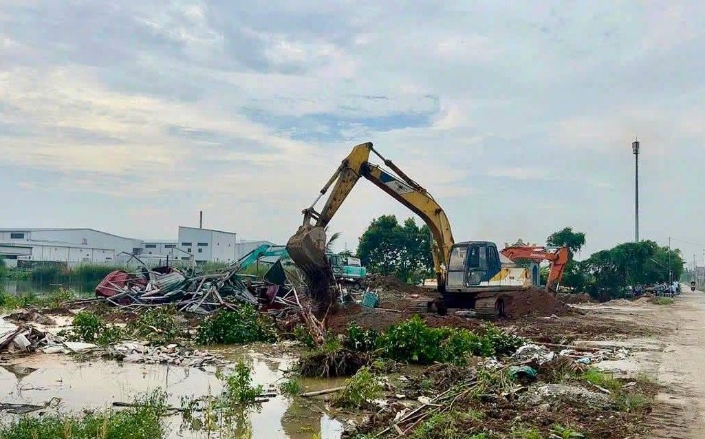 Nguyen Luong Bang commune organizes coercion against Mr. T.V.'s household. Photo: Nguyen Luong Bang Commune Public Service Center - Hai Phong City