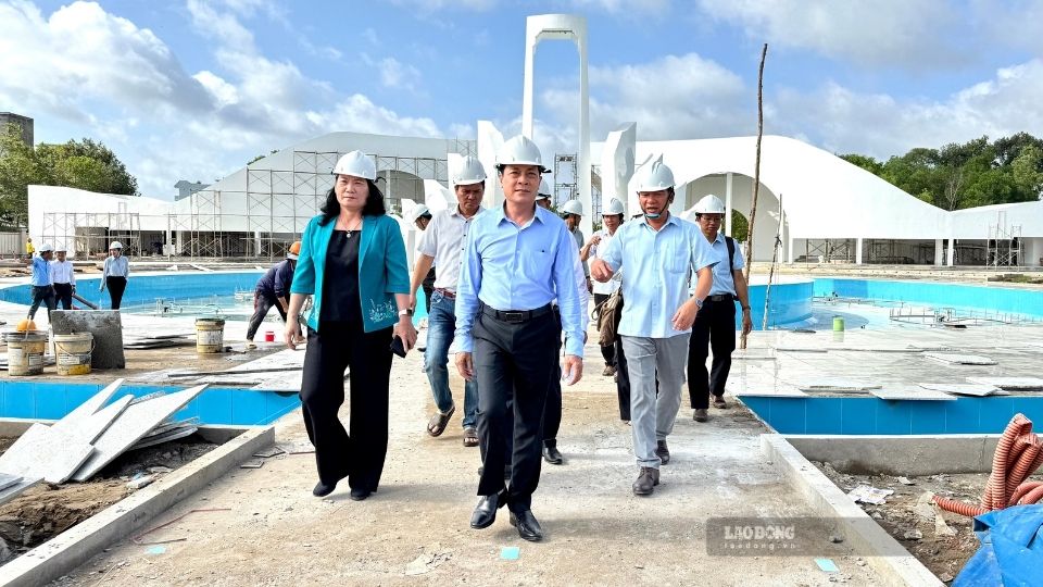 Vinh Long Provincial Party Committee Deputy Secretary Lam Minh Dang surveys the actual construction items at Vien Chau Memorial Area. Photo: Hoang Loc