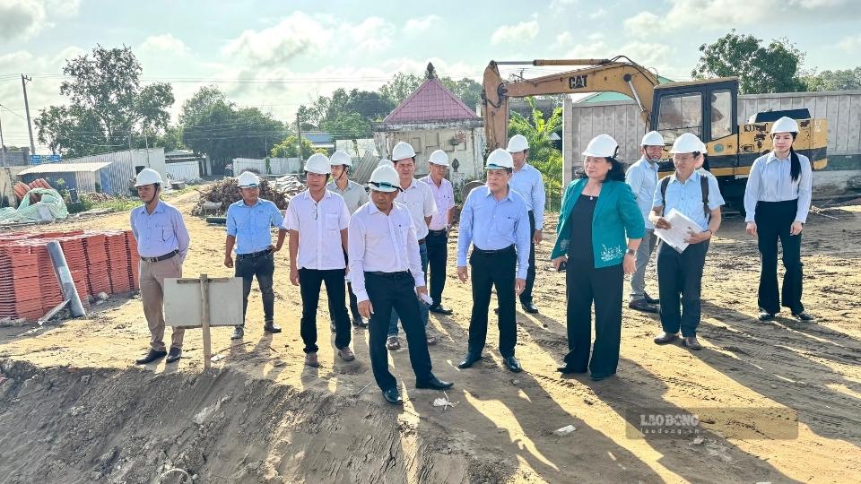 Lãnh đạo Tỉnh ủy, UBND tỉnh Vĩnh Long khảo sát tiến độ Khu lưu niệm cố Soạn giả - Nghệ sĩ Nhân dân Viễn Châu tại xã Đôn Châu. Ảnh: Hoàng Lộc