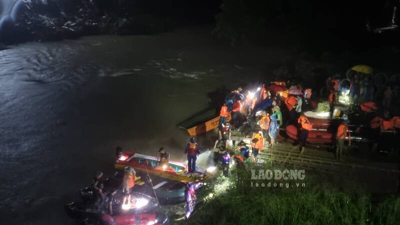 Mưa lớn làm dòng nước chảy xiết gây khó khăn cho các lực lượng chức năng. Ảnh: Việt Bắc