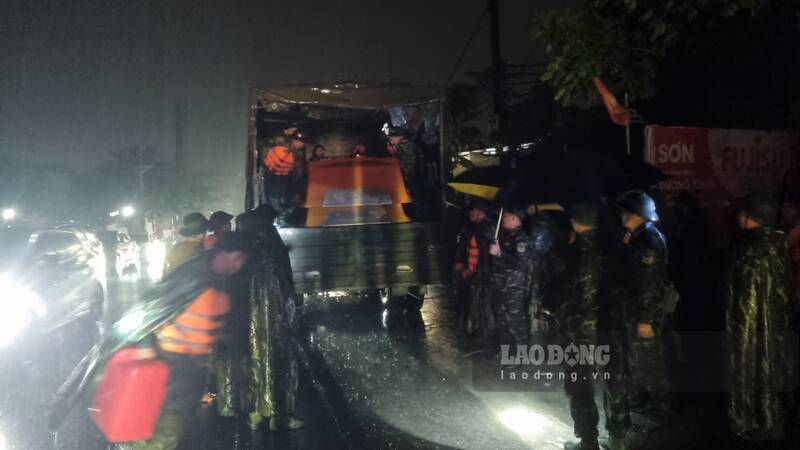 Huy động lực lượng cùng các thiết bị chuyên dụng tổ chức tìm kiếm trong đêm. Ảnh: Việt Bắc