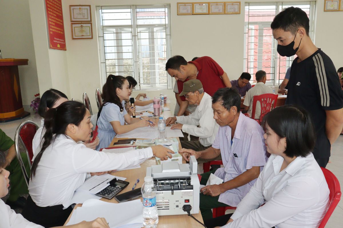 Hong An ward pays to households whose land is recovered. Photo: Hai Phong e-Portal
