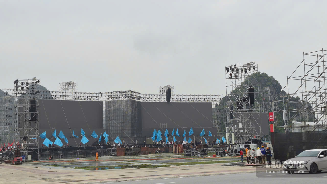 Artists, singers, and actors participating in the performance at the Concert to welcome Quang Ninh City practiced on the morning of August 26. Photo: Nguyen Hung