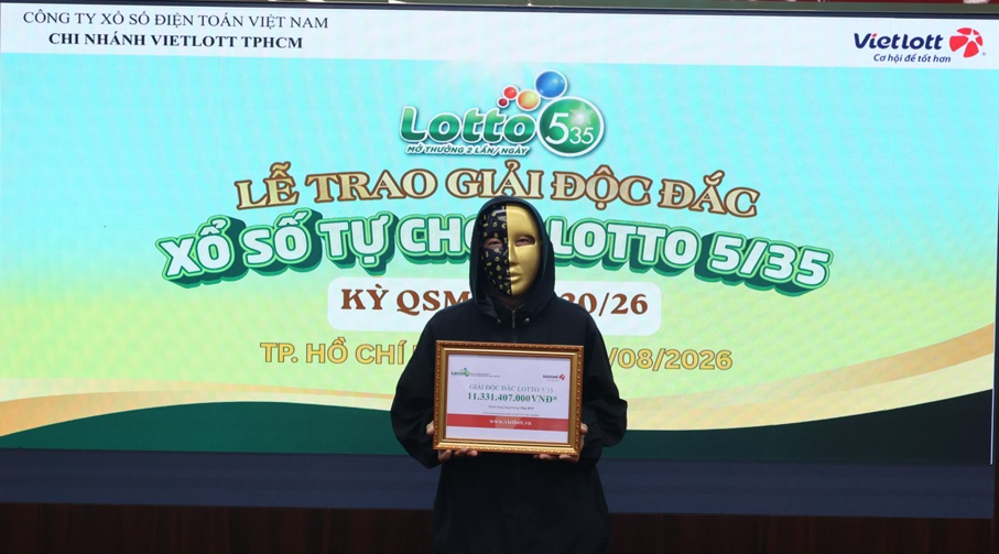 Mr. D. T. N receives the Jackpot prize of the Lotto 5/35 quick draw lottery with a value of over 11.3 billion VND. Photo: Vietlott Lottery