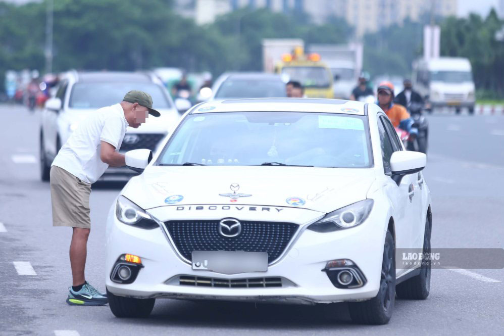 Nhiều loại vé chung kết lượt về được rao bán với mức giá chênh lệch lớn so với giá niêm yết. Ảnh: Thanh Vũ 
