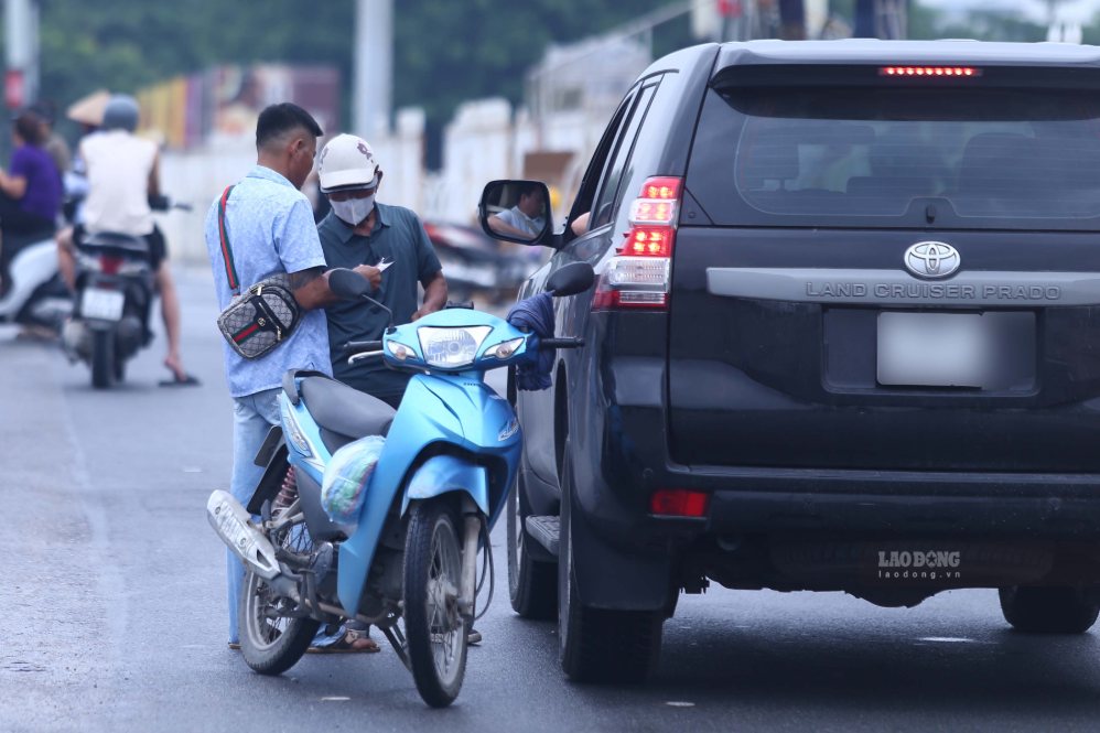 Las entradas para el partido de vuelta de la final Vietnam - Tailandia se venden a precios altos antes del partido. Foto: Thanh Vu